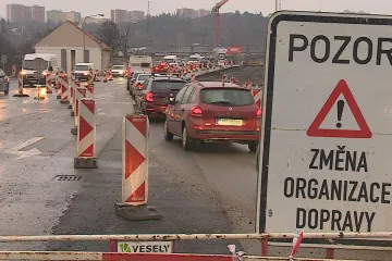 Ranní cesta brněnským Husovickým tunelem se kvůli dalším omezením řidičům protáhla o desítky minut