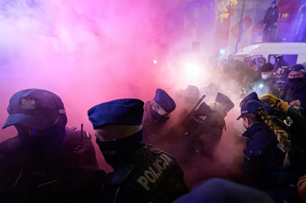 Protesty Strajk kobiet ve Varšavě (Petr Vrabec, volný fotograf, nominace v kategorii Reportáž)