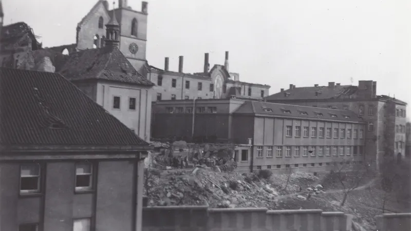 Emauzský klášter po bombardování v únoru 1945
