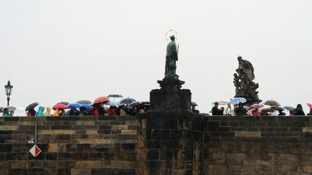Turisté na Karlově mostě