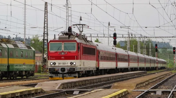 Kapacitní soupravy slovenských rychlíků Bratislava – Košice posílí i vozy, které dopravce získá ukončením provozu vlaků IC