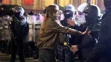 Protestující se střetává s policisty během demonstrace 7. prosince