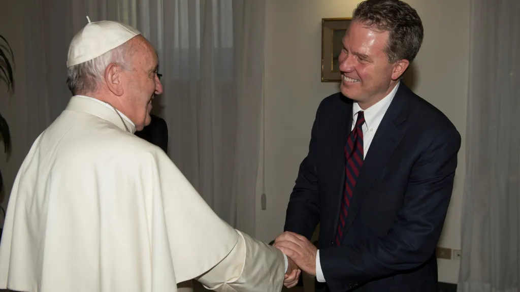 Papež František a Greg Burke