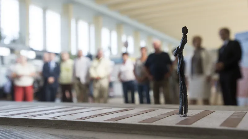 Socha Jana Pernera před Pardubickým nádražím