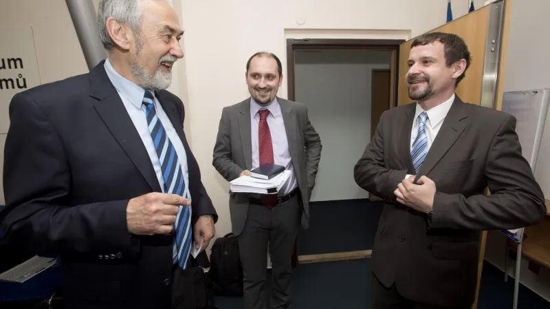 Zleva politolog Karel Vodička, historik Zdeněk Hazdra a historik a učitel Vojtěch Vlček