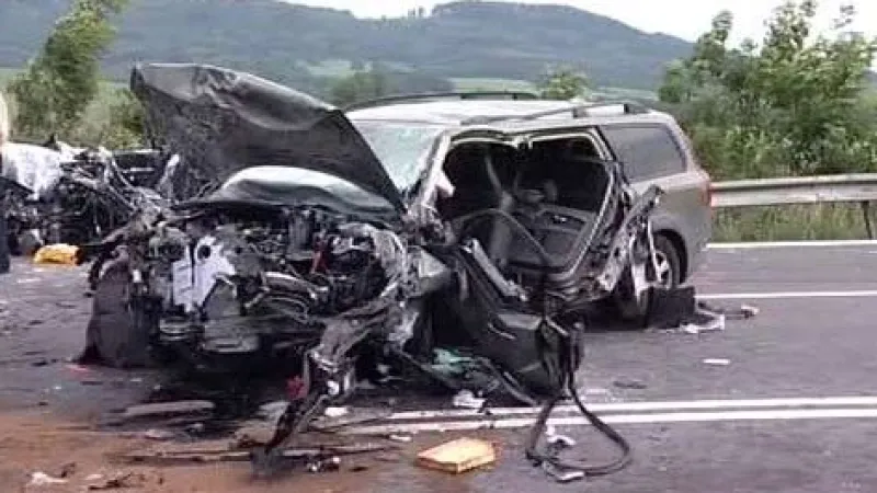 Volvo po čelní srážce s polským autem u Starého Jičína na I/48, při níž zahynuli čtyři lidé.