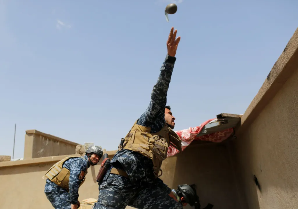 Členové irácké federální policie hází ruční granáty při střetech s bojovníky islámského státu. Mosul, Irák, 2017