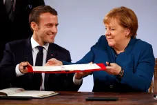 Macron a Merkelová v Cáchách navázali na Elysejskou smlouvu. Dohoda o užší spolupráci ale vzbudila kontroverze