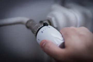 Ministerstvo navrhuje tepelné úspory. V kancelářích by mělo být osmnáct stupňů, v učebnách 19