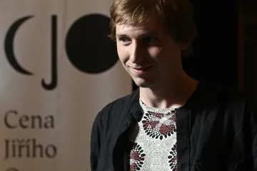 Cenu Jiřího Ortena si vybásnil Vojtěch Vacek. Porotu zaujal zářivým Měňagonem