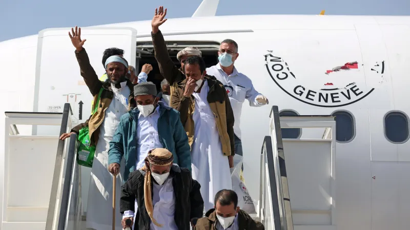 Osvobození zajatci, kteří byli zadrženy povstalci. Vězně propustila také tamní vláda