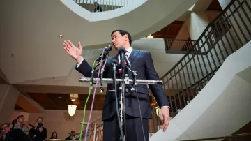Marco Rubio odpovídá v Kapitolu novinářům