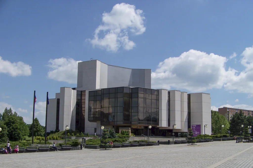 Most. Městské divadlo v Mostě patří mezi nejunikátnější kulturní stavby 2. poloviny 20. století u nás. Svébytná budova na pomezí brutalismu a strukturalismu je nejvýraznějším projevem architekta Ivo Klimeše. Okolnosti vzniku této jedinečné stavby představí historik umění Tomáš Pavlíček.