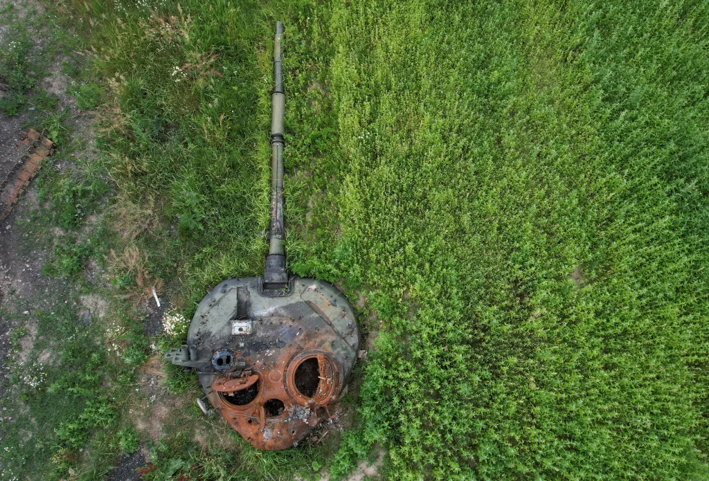 Zničená vojenská technika se stala nedílnou součástí ukrajinské krajiny