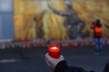 V Dole ČSM stále hoří. Záchranáři bojují s vysokými teplotami a prachem, pro těla obětí zatím nemohou