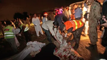 Záchranáři na místě zřícení pákistánského letadla