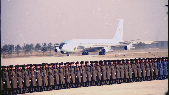 Američané byli přivítáni i čínskou armádou. Kissingerův asistent Winston Lord napsal, že ho malý počet lidí na letišti překvapil. Očekával větší davy