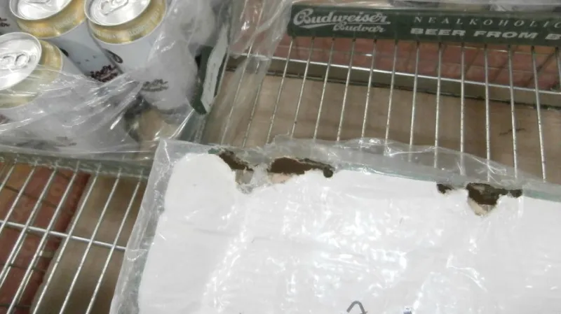 Obal prokousaný od myší