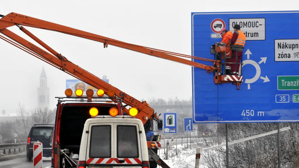 Instalace zákazové značky pro kamiony v Olomouci