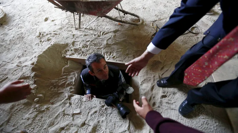 Fotograf, který si zkouší projít Guzmánovým tunelem