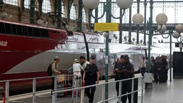 Policisté hlídkují na pařížském nádraží Gare du Nord