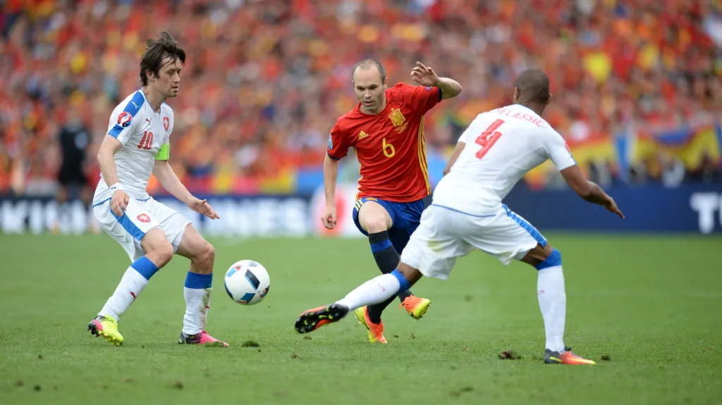 Tomáš Rosický (vlevo) brání společně s Theodorem Gebre Selassiem Španěla Iniestu