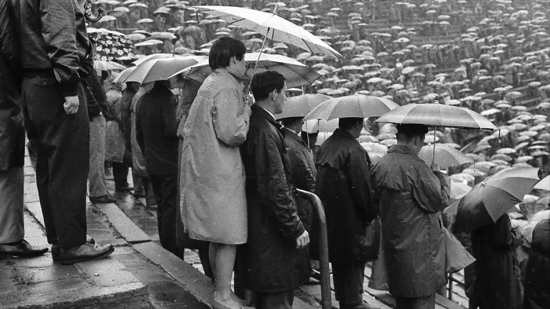 Fotbaloví diváci na Bazalech - Ostrava před rokem 1989