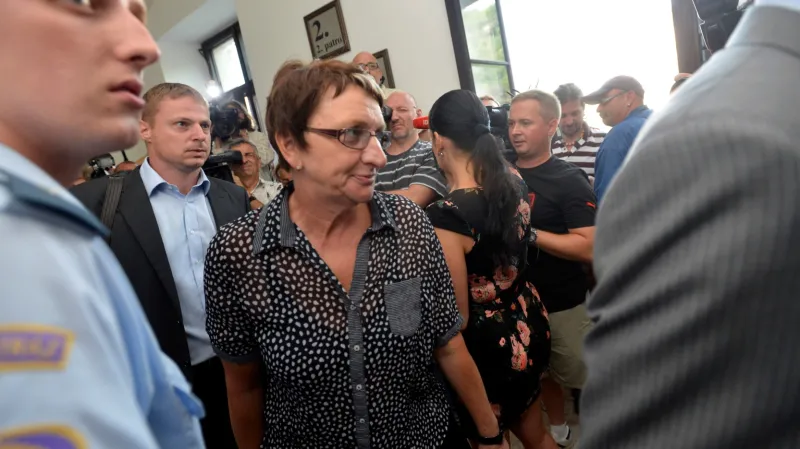 Jednatelka jedné ze stavebních firem Ivana Salačová (uprostřed)