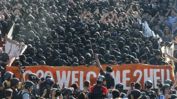 Zahalení demonstranti na protestu Vítejte v pekle