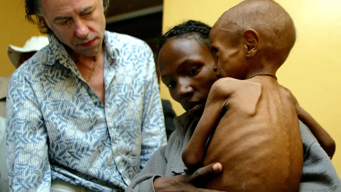 Bob Geldof při návštěvě nemocnice v Etiopii (2003)