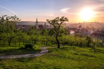 V půlce týdne se ochladí. Léto se vrátí o víkendu, mohou se také objevit bouřky