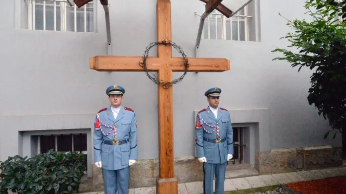 Kříž na dvoře pankrácké věznice, kde byla popravena Milada Horáková - 27. 6. 2015