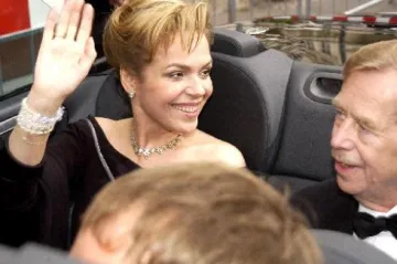 S Dagmar a Václavem Havlovými o desátém výročí nadace Vize 97