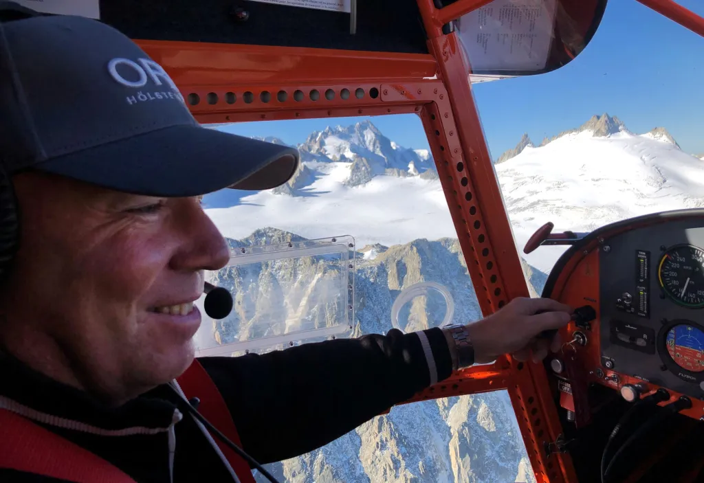 Pilot monitorovacího letadla David Germann letí ultralightem nad ledovci poblíž Martigny