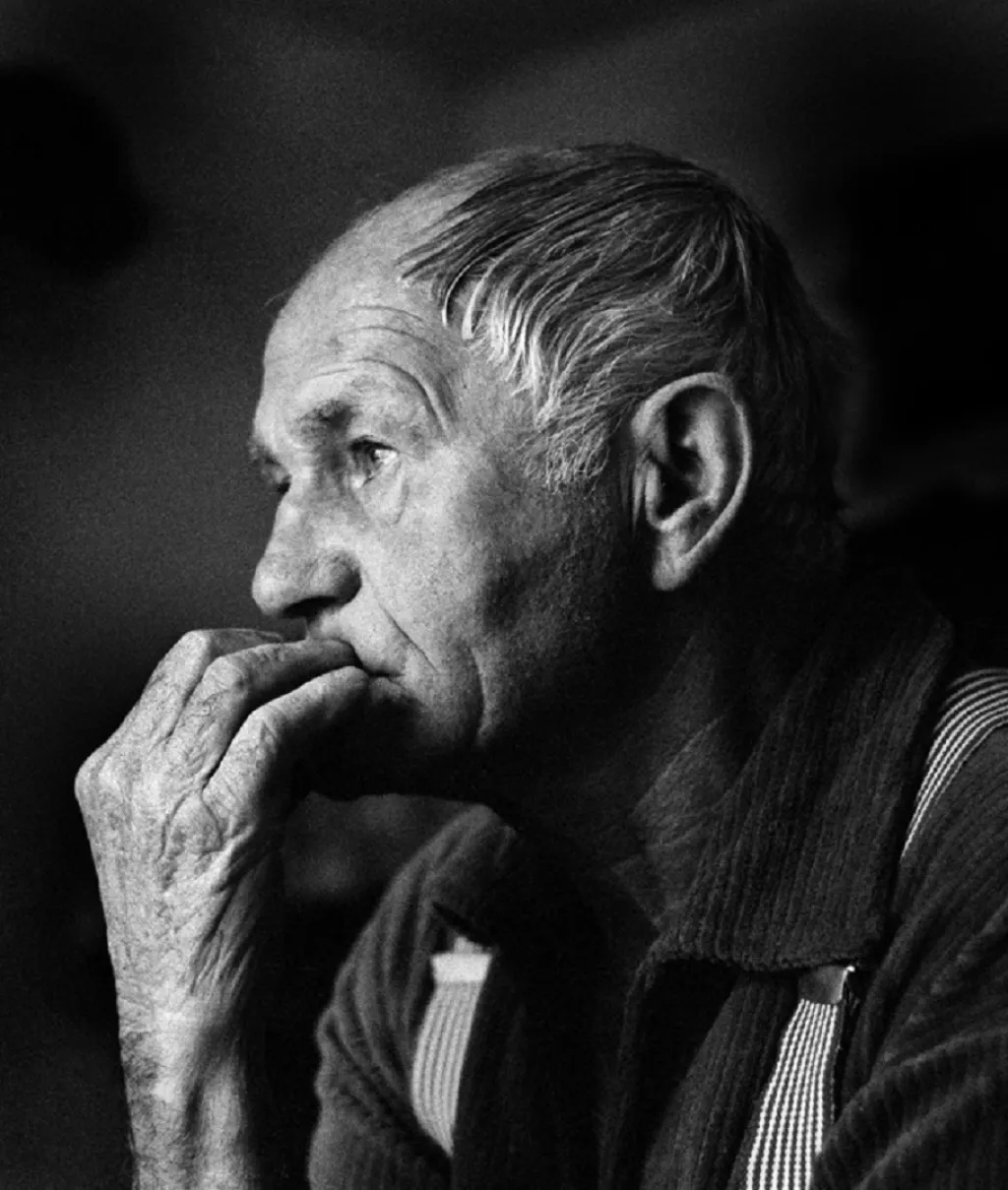 „Do dvaceti let jsem neměl ani zdání, co to je psaní, co to je literatura... Po dvaceti letech se to zlomilo,“ přiznával Bohumil Hrabal. Na literární debut si ale musel počkat déle než do dvaceti. Vystudovaný doktor práv, nucený pracovat v dělnických profesích, teprve těsně před padesátkou vydal povídky Perlička na dně, a ještě o rok později novelu Taneční hodiny pro starší a pokročilé tvořenou jednou větou