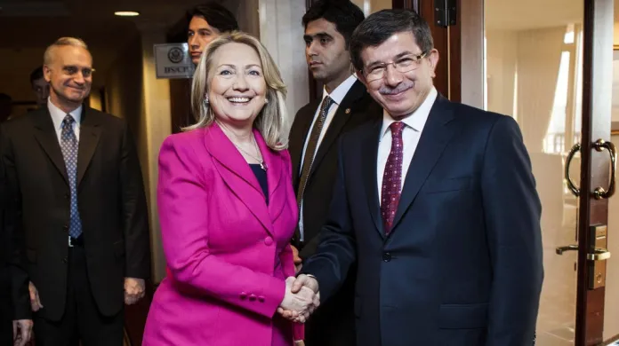 Americká ministryně zahraničí Hillary Clintonová a turecký ministr Ahmet Davutoglu na konferenci Přátel Sýrie