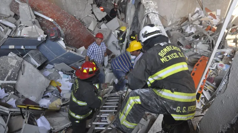 Pátrání po přeživších v troskách budovy