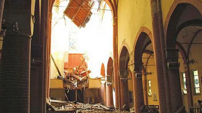 Dóm v Mirandole poškozený zemětřesením
