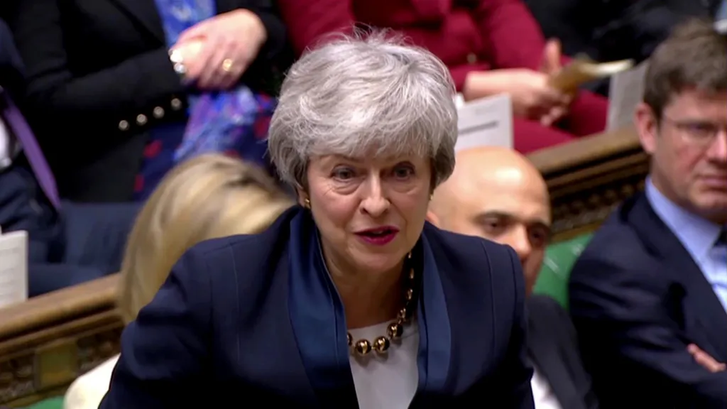 Theresa Mayová při interpelacích v parlamentu