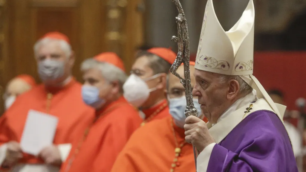 Papež František při mši s kardinály