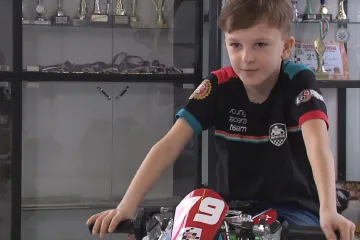 Školák na malé motorce vybojoval řadu titulů. Závodit začal v pěti letech