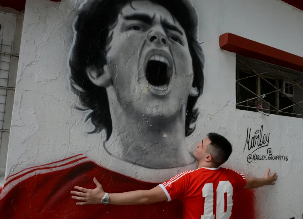 Fotbaloví fanoušci z celého světa vzdali hold jedné z největších hvězd v historii této hry. Diego Maradona podlehl v šedesáti letech ve své argentinské domovině srdečnímu selhání