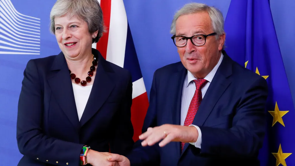 Theresa Mayová a Jean-Claude Juncker před summitem v Bruselu