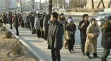 Truchlící Severokorejci se chodí poklonit Kimově památce