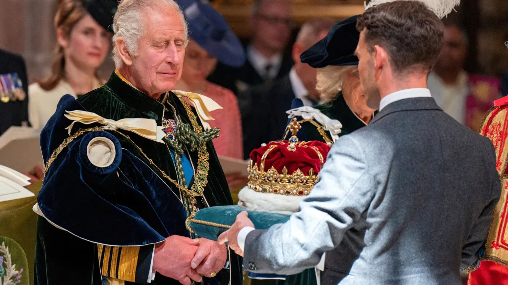 Skotská koruna je prezentována králi Karlu III.