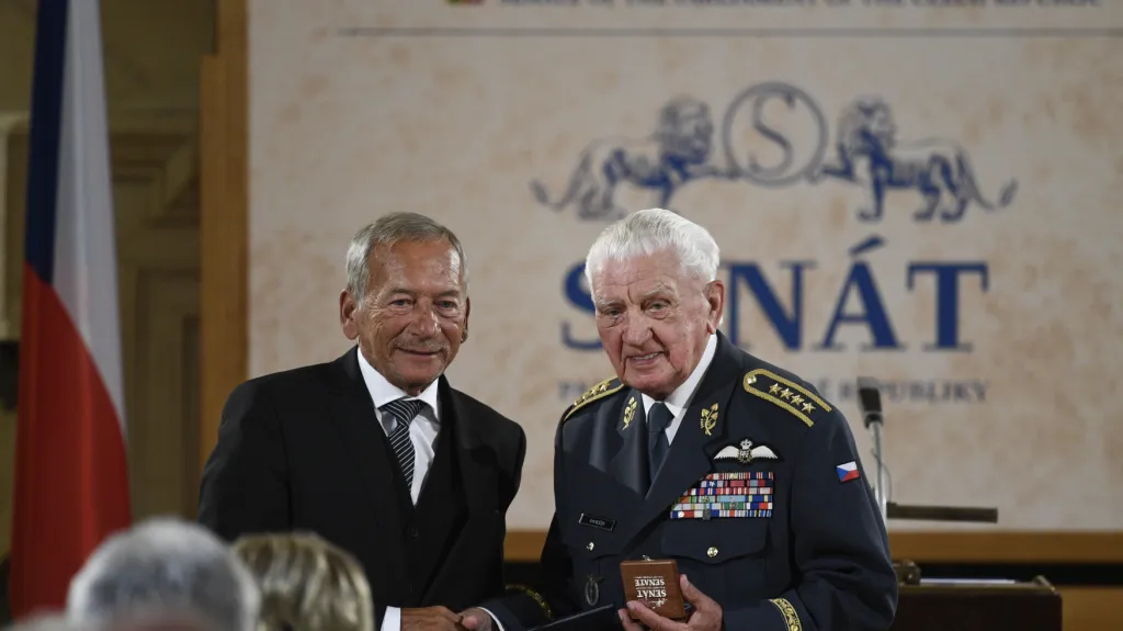 Jaroslav Kubera předává ocenění generálu Emilu Bočkovi