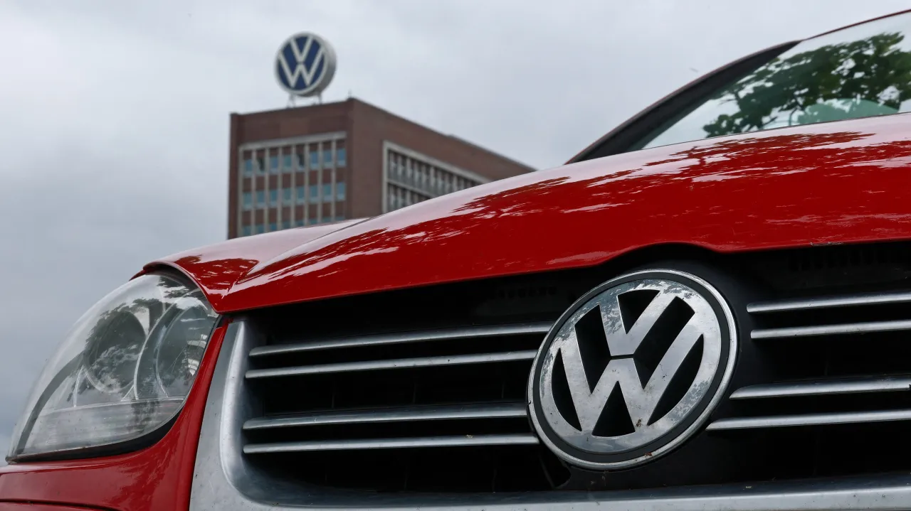 Volkswagen ohlásil omezení výroby, k propouštění se nevyjádřil