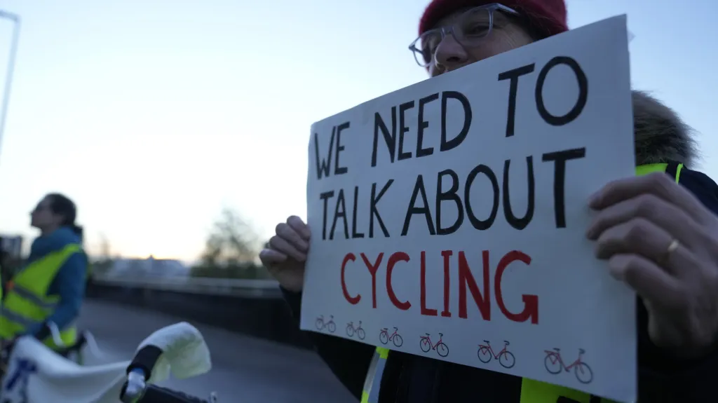 Demonstrant před místem konání summitu OSN o klimatu