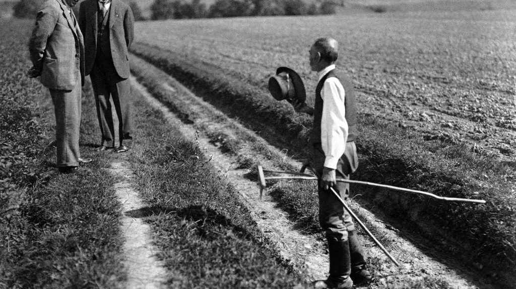 Tomáš Garrigue Masaryk v roce 1926 při jedné ze svých pověstných toulek okolím slovenské obce Bystričky (okres Martin), kde trávil letní pobyty od roku 1888.