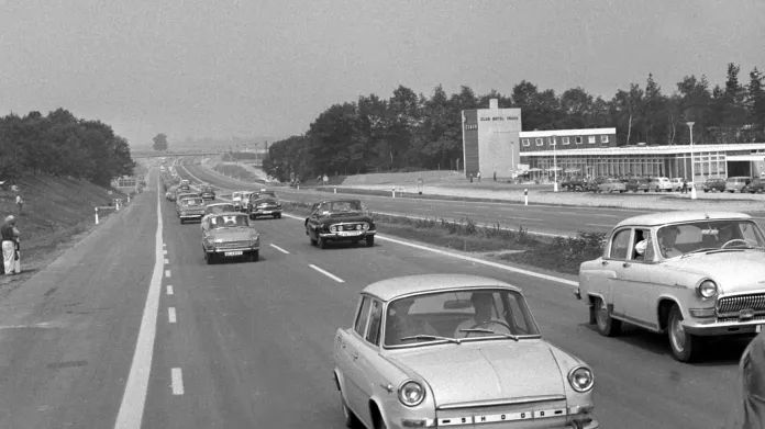 Embéčko, šestsettrojka, motel Průhonice. To, co zdobilo dálnici v den jejího otevření 12. 7. 1967, na ní již nenajdeme.